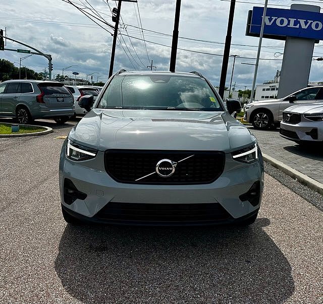 صورة 2 لـ 2025 Volvo XC40 B5 PLUS DARK THEME