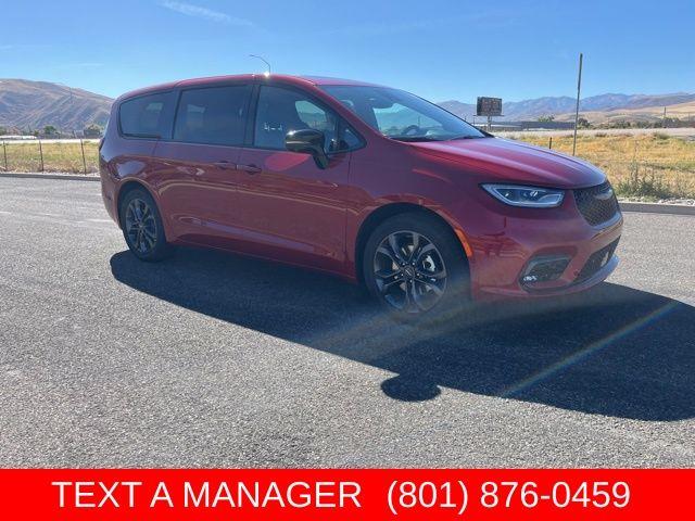 New 2026 Chrysler Pacifica Select