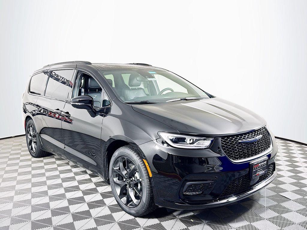 New 2026 Chrysler Pacifica Select