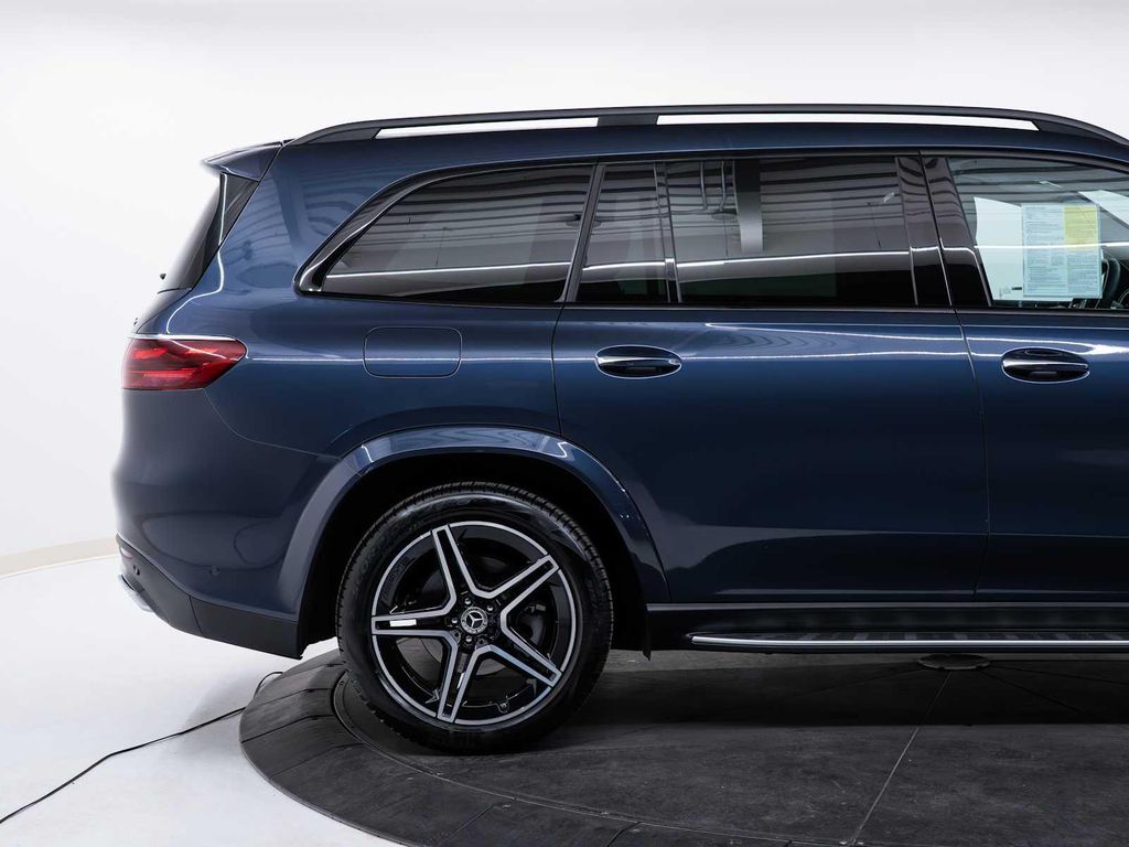 2026 Mercedes-BENZ GLS photo 10