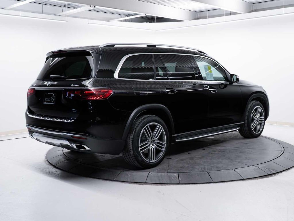 2026 Mercedes-BENZ GLS — фото 9