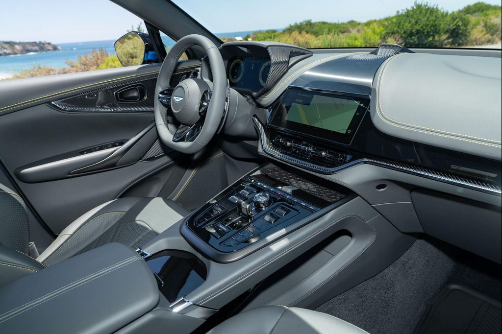 2026 Aston Martin DBX S — миниатюра 14