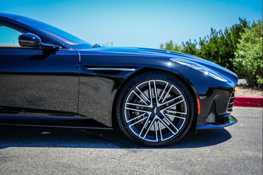 2026 Aston Martin DB12 — миниатюра 20
