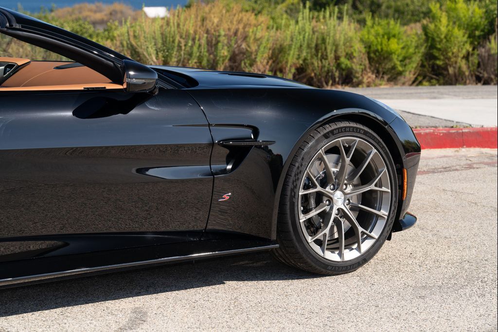 2026 Aston Martin VANTAGE S ROADSTER — фото 10