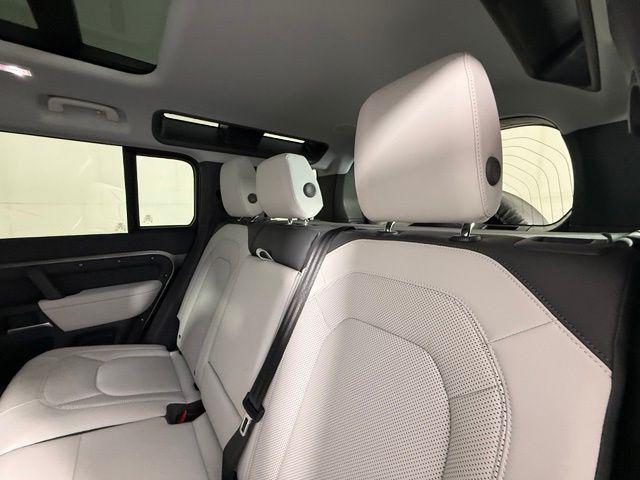 2025 LAND Rover DEFENDER X-DYNAMIC SE — миниатюра 24