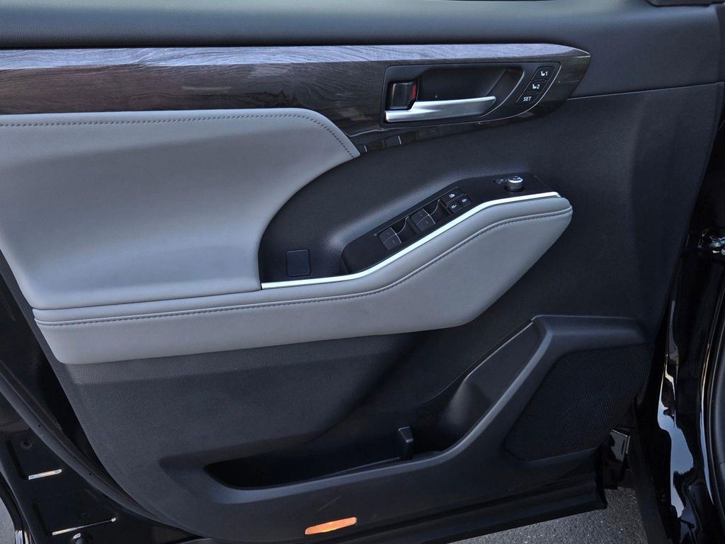 صورة مصغرة 9 لـ 2026 Toyota HIGHLANDER HYBRID LIMITED