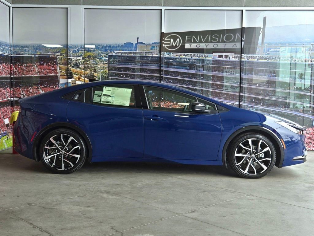 2026 Toyota PRIUS PLUG-IN HYBRID XSE — фото 3