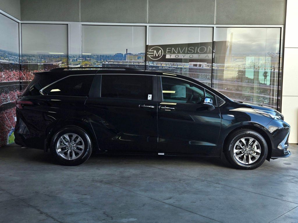 صورة 4 لـ 2026 Toyota SIENNA XLE