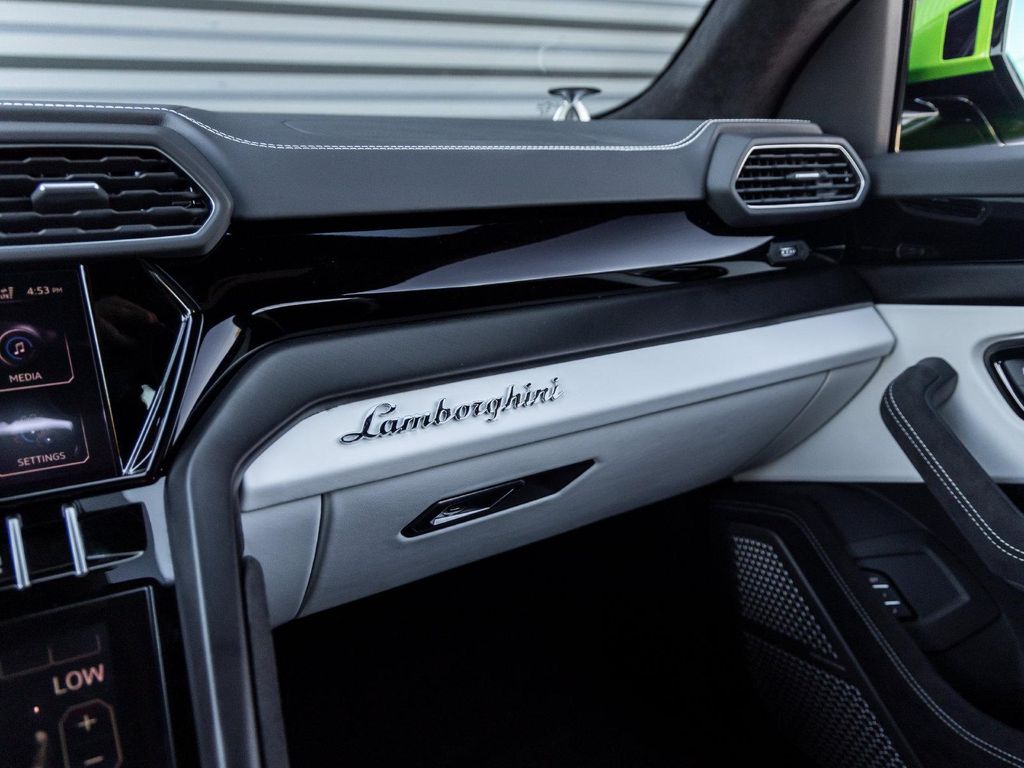 2024 Lamborghini URUS S thumbnail 29