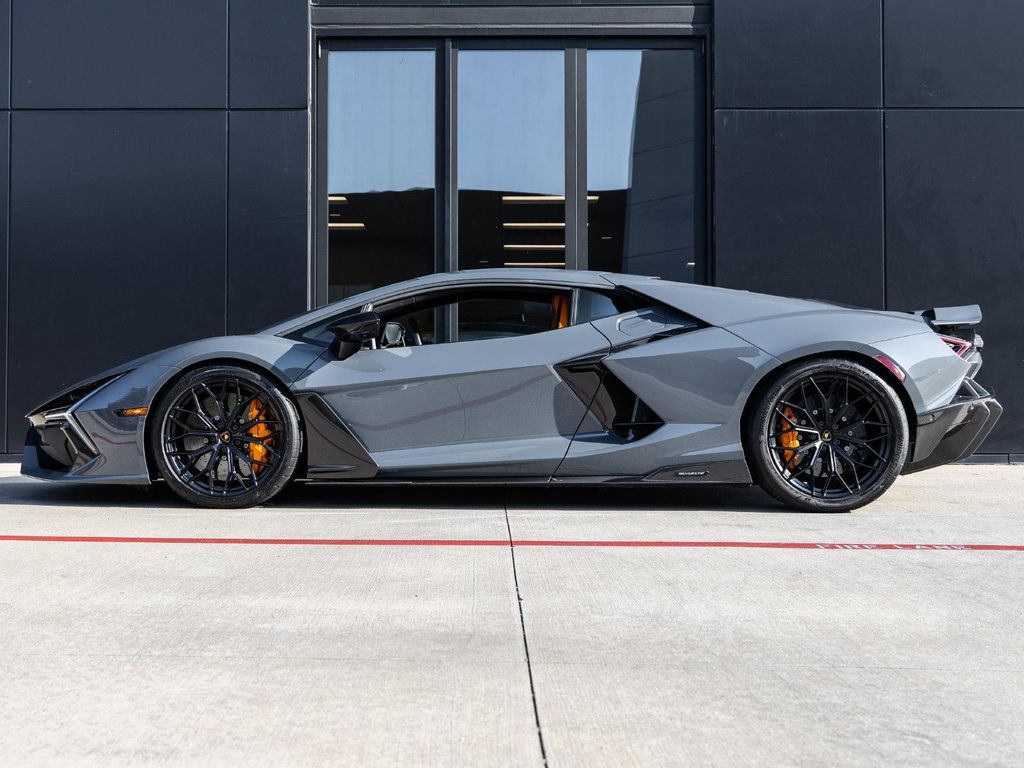 2025 Lamborghini REVUELTO BASE 照片 10