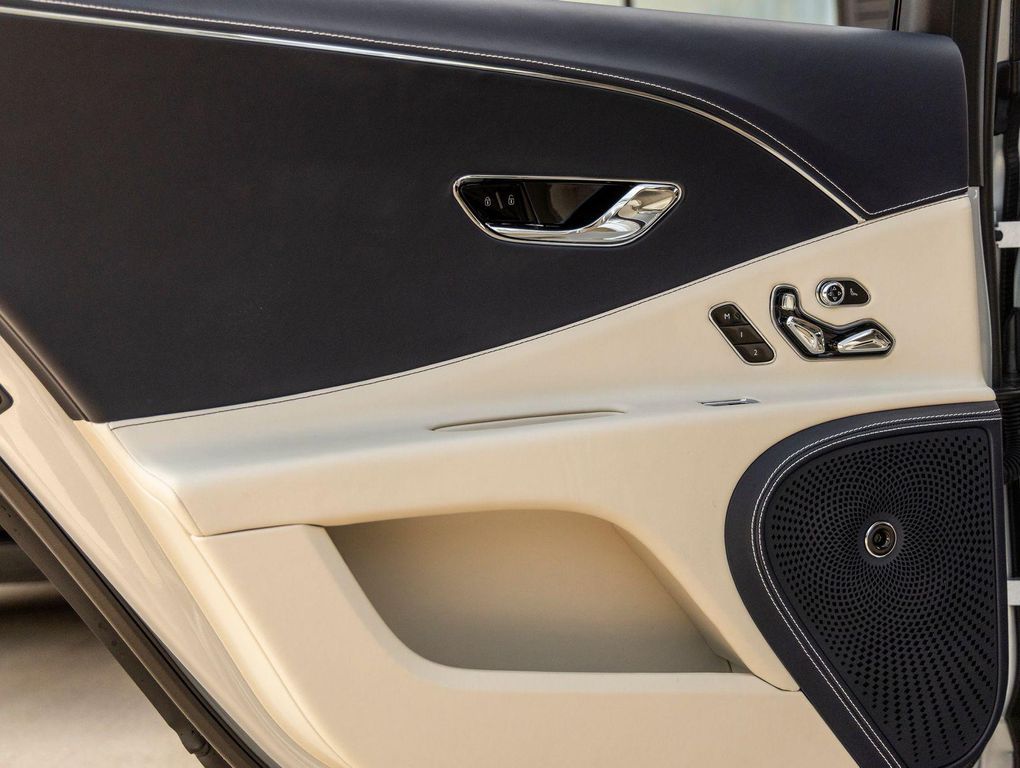 2026 Bentley FLYING SPUR V8 — миниатюра 38