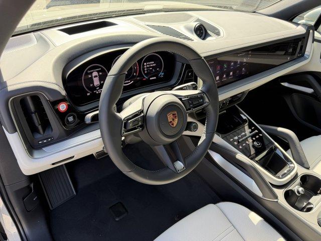 2026 Porsche CAYENNE BASE photo 4