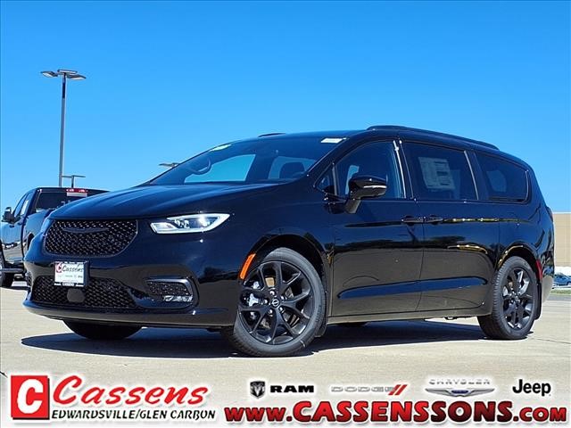New 2026 Chrysler Pacifica Select