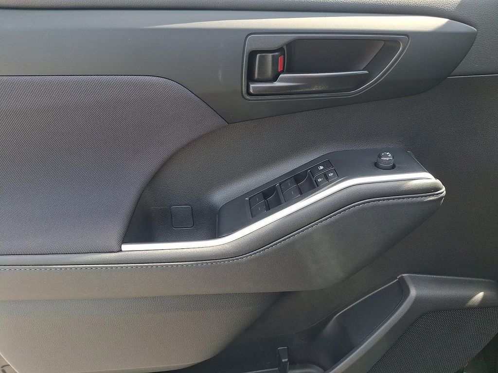 صورة مصغرة 13 لـ 2024 Toyota HIGHLANDER LE