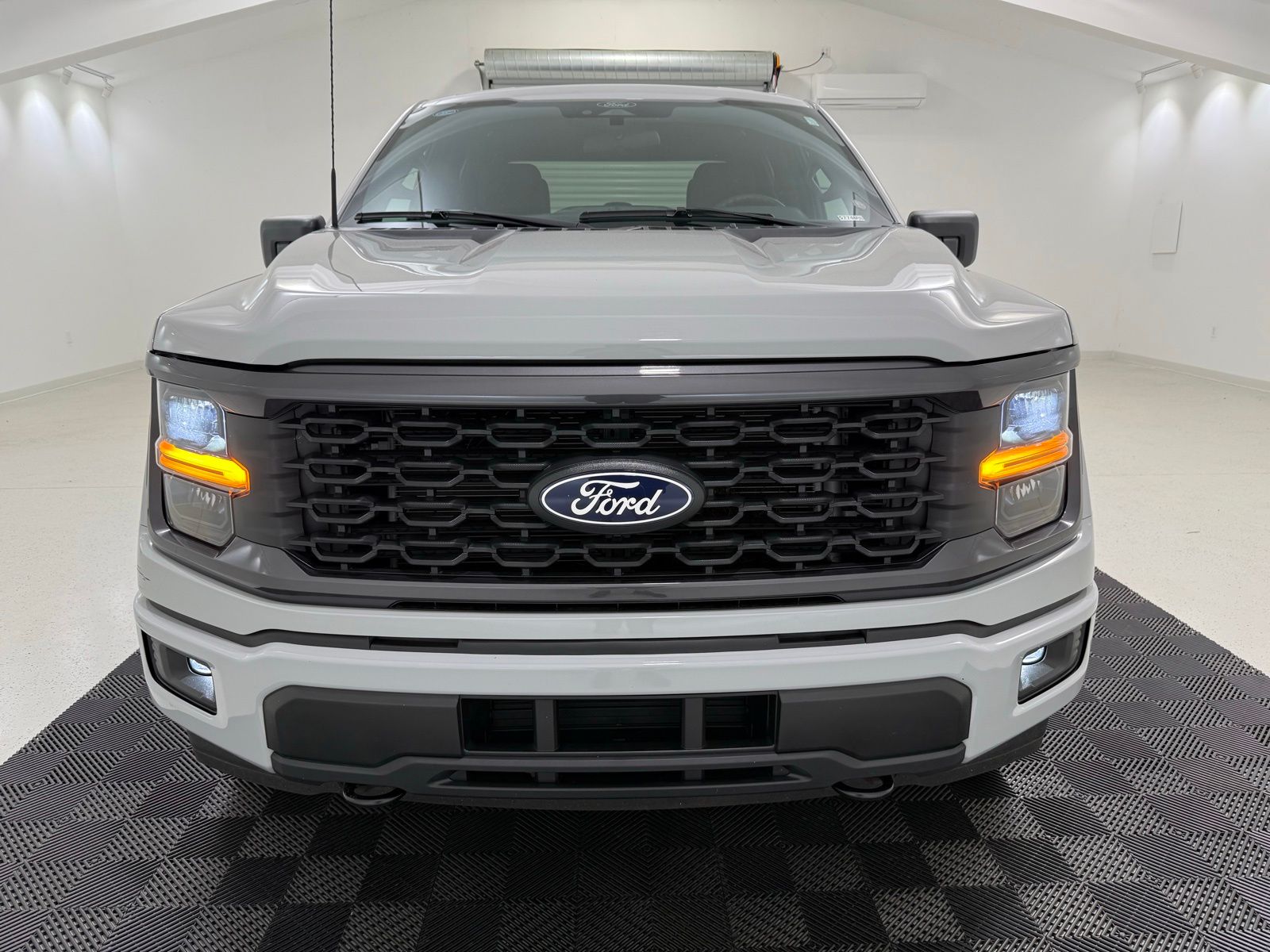 صورة 2 لـ 2024 FORD F-150 STX
