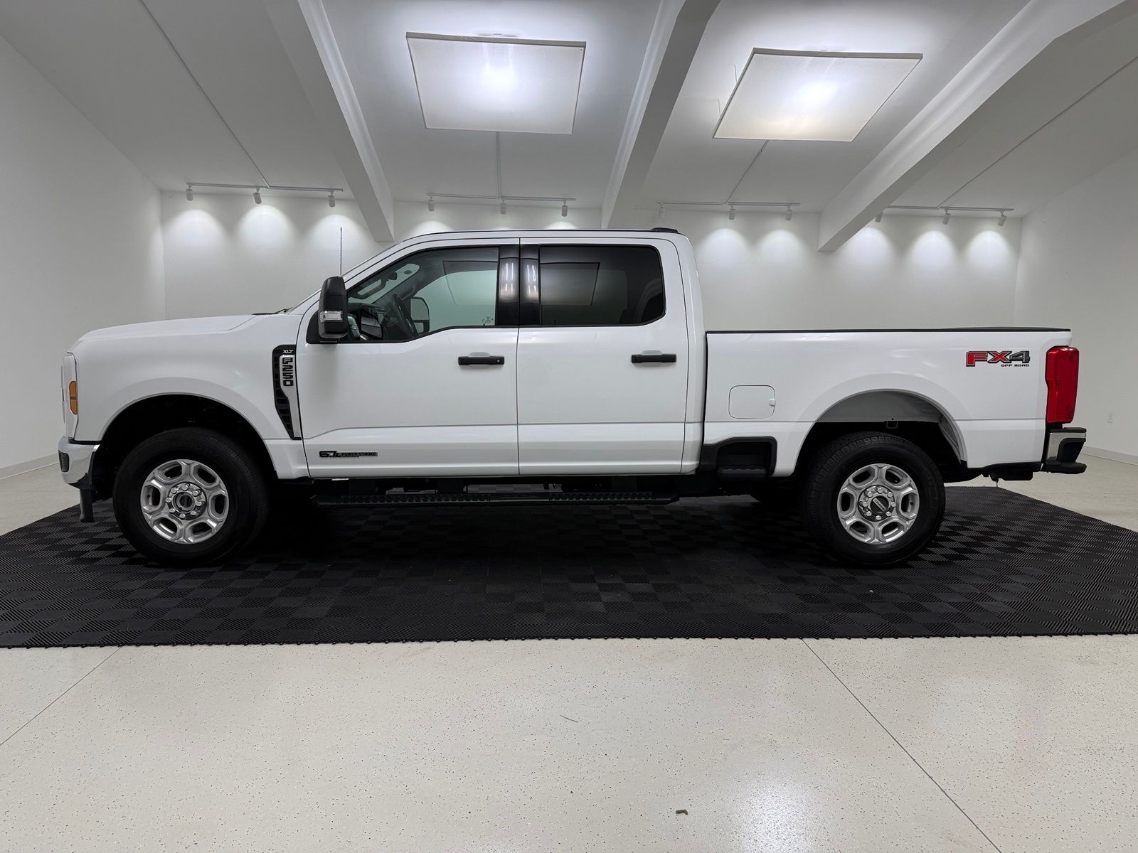 2025 FORD F-250 XLT — фото 4