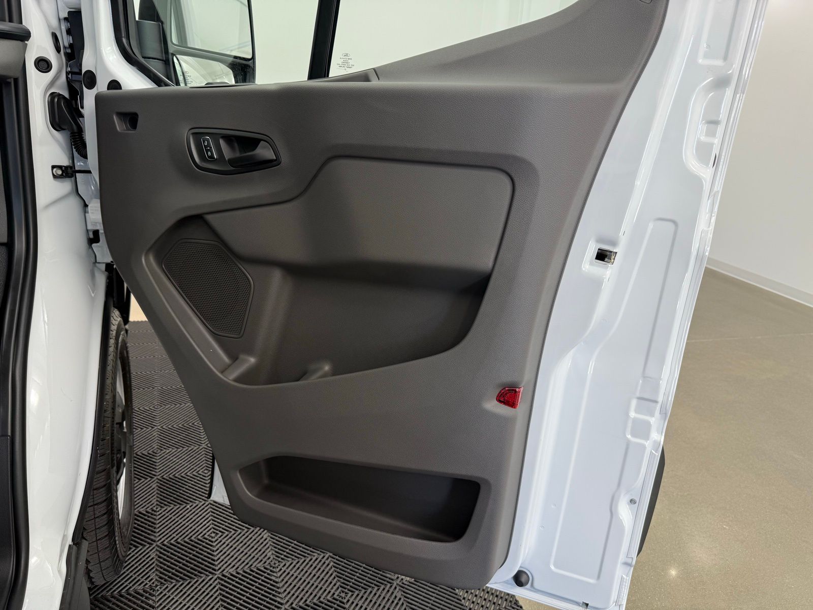 صورة مصغرة 29 لـ 2025 FORD TRANSIT-250 BASE