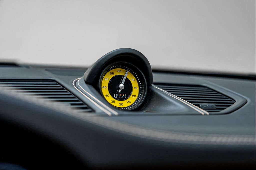2023 Porsche 911 TARGA 4 GTS — миниатюра 52
