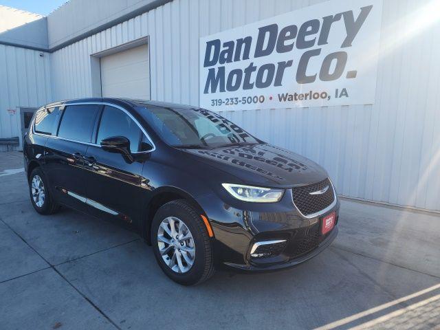 New 2026 Chrysler Pacifica Select
