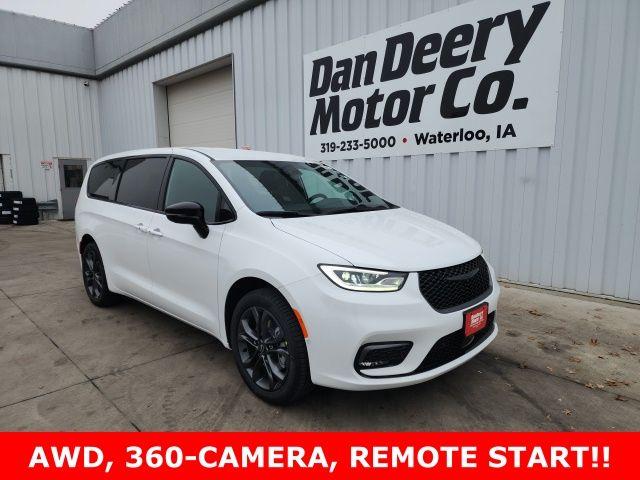 New 2026 Chrysler Pacifica Select