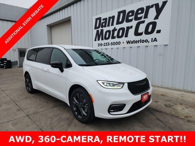 New 2026 Chrysler Pacifica Select
