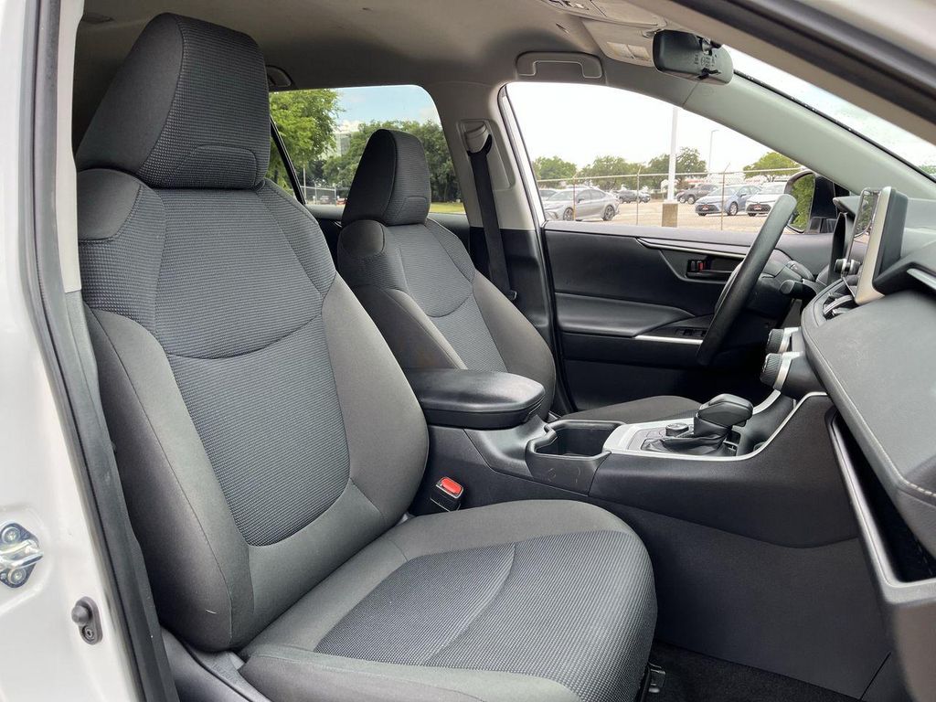 صورة مصغرة 23 لـ 2025 Toyota RAV4 HYBRID LE