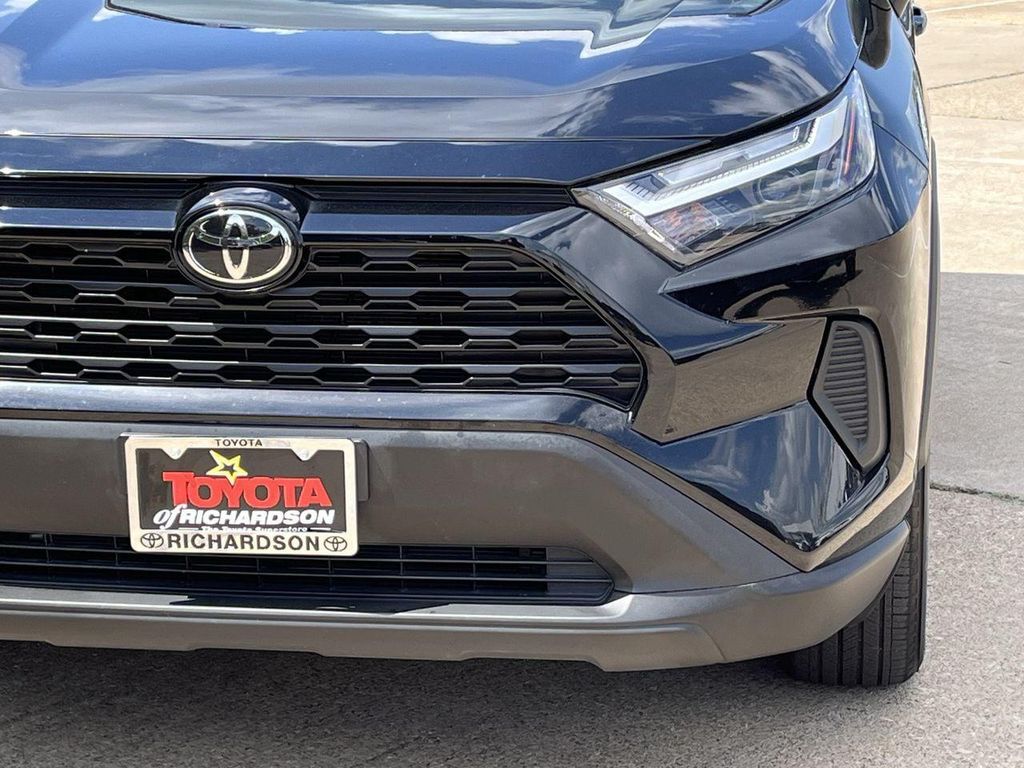 2025 Toyota RAV4 HYBRID LE photo 7