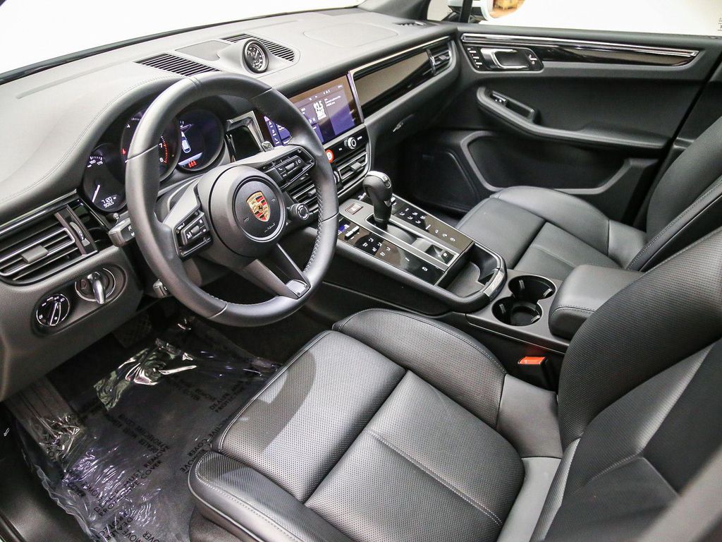 صورة 4 لـ 2025 Porsche MACAN T