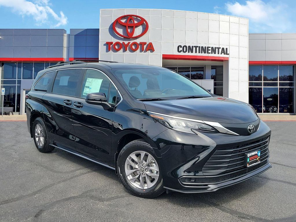New 2026 Toyota Sienna LE