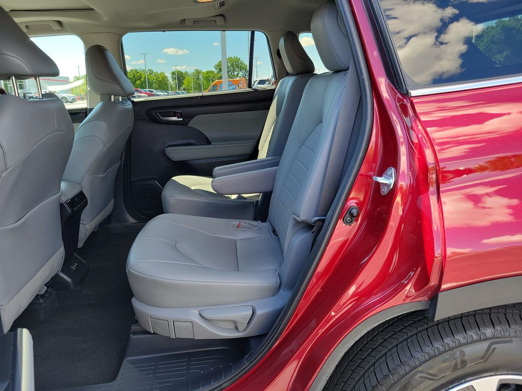 2025 TOYOTA HIGHLANDER XLE photo 10