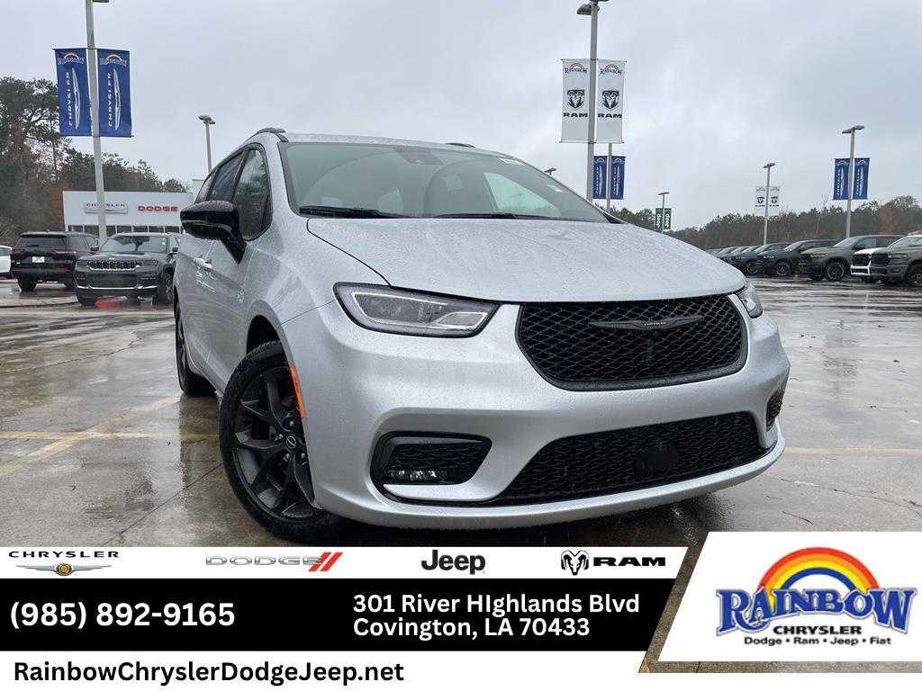 New 2026 Chrysler Pacifica Select