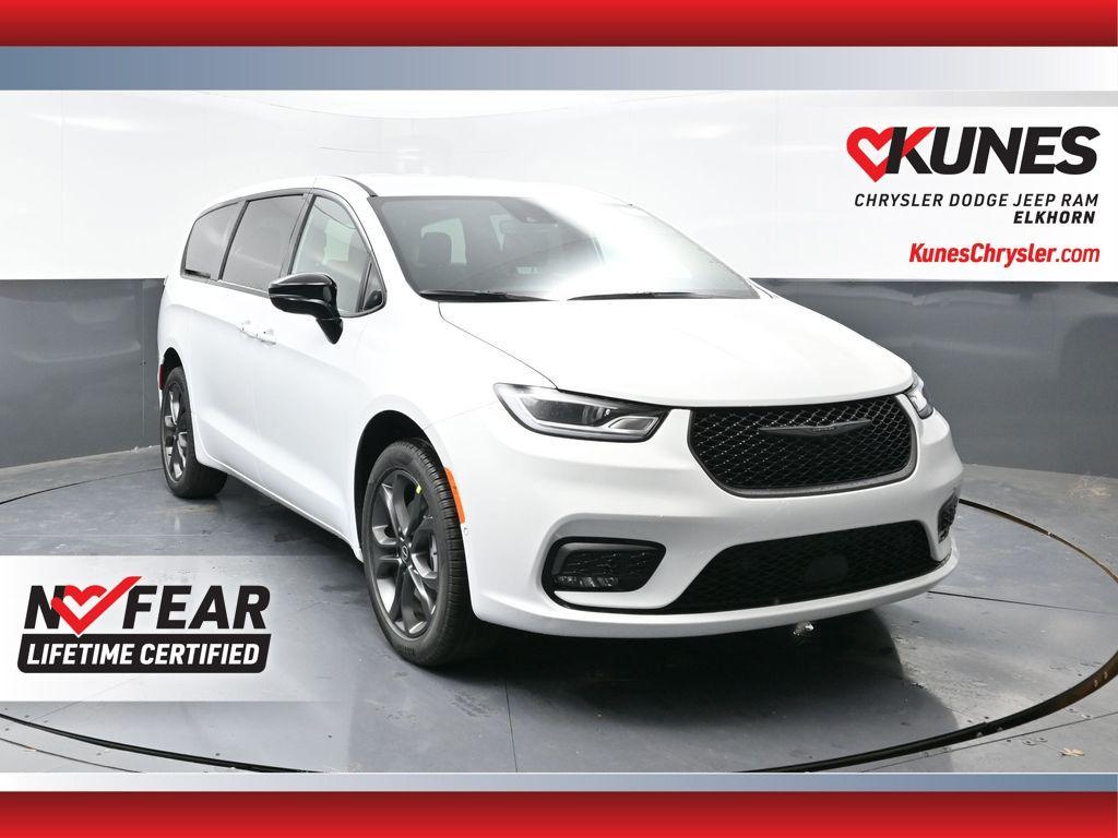 New 2026 Chrysler Pacifica Select