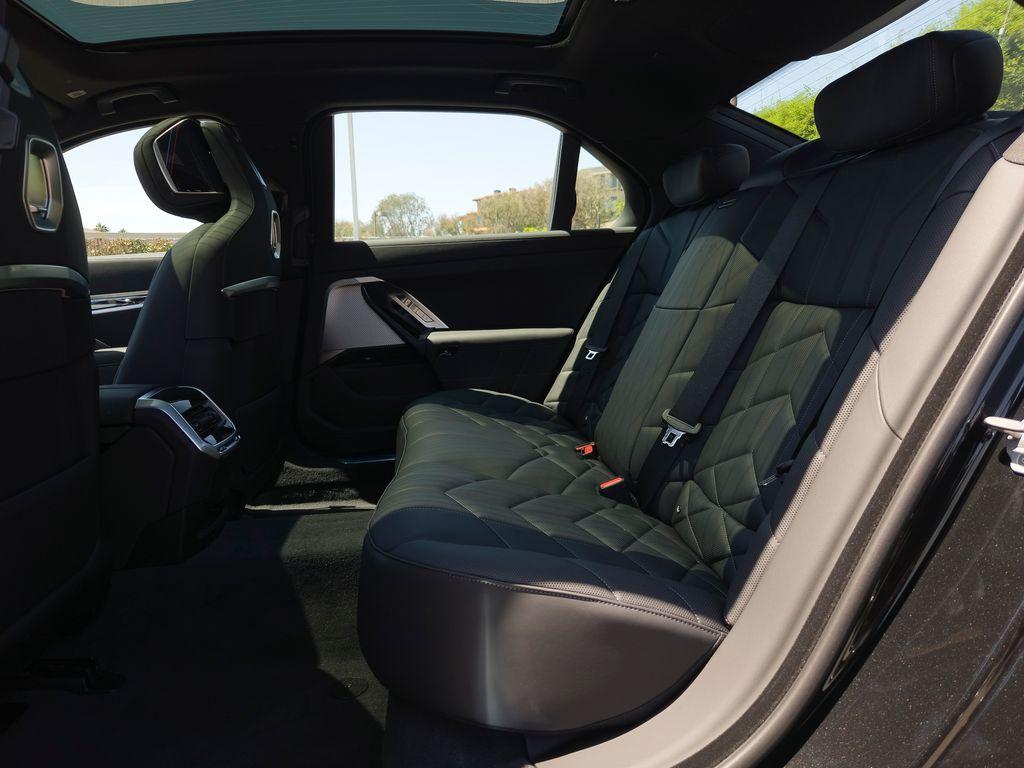 صورة 8 لـ 2026 BMW 750E XDRIVE