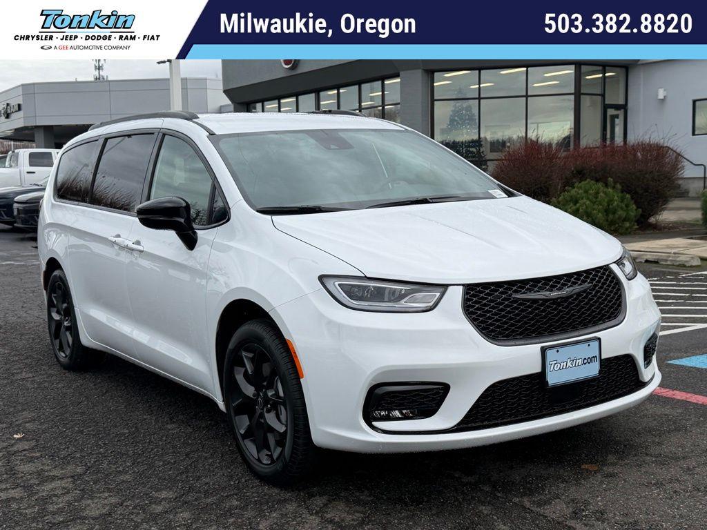 New 2026 Chrysler Pacifica Select