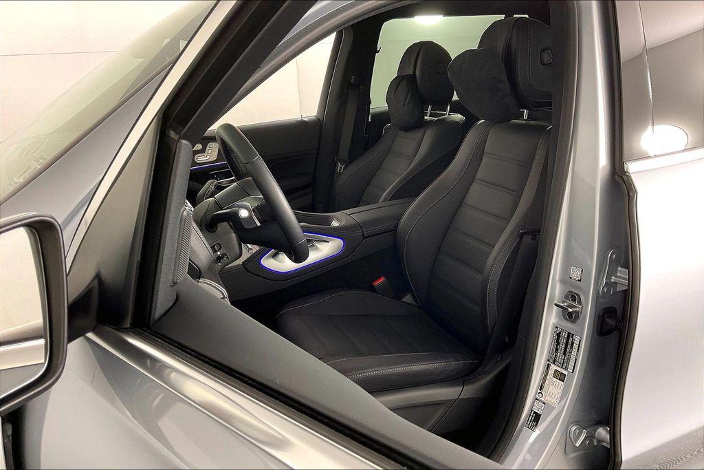 2026 Mercedes-BENZ GLS — миниатюра 17
