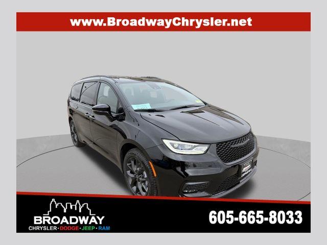 New 2026 Chrysler Pacifica Select AWD