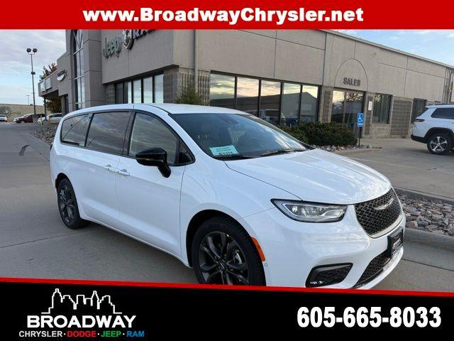 New 2026 Chrysler Pacifica Select