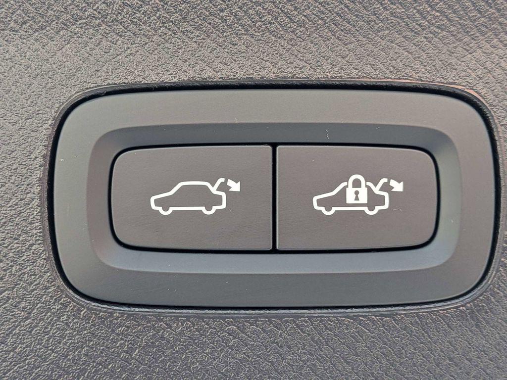 2026 Volvo XC90 CORE, B5 AWD GAS (MILD HYBRID), GASOLINE, BRI thumbnail 13