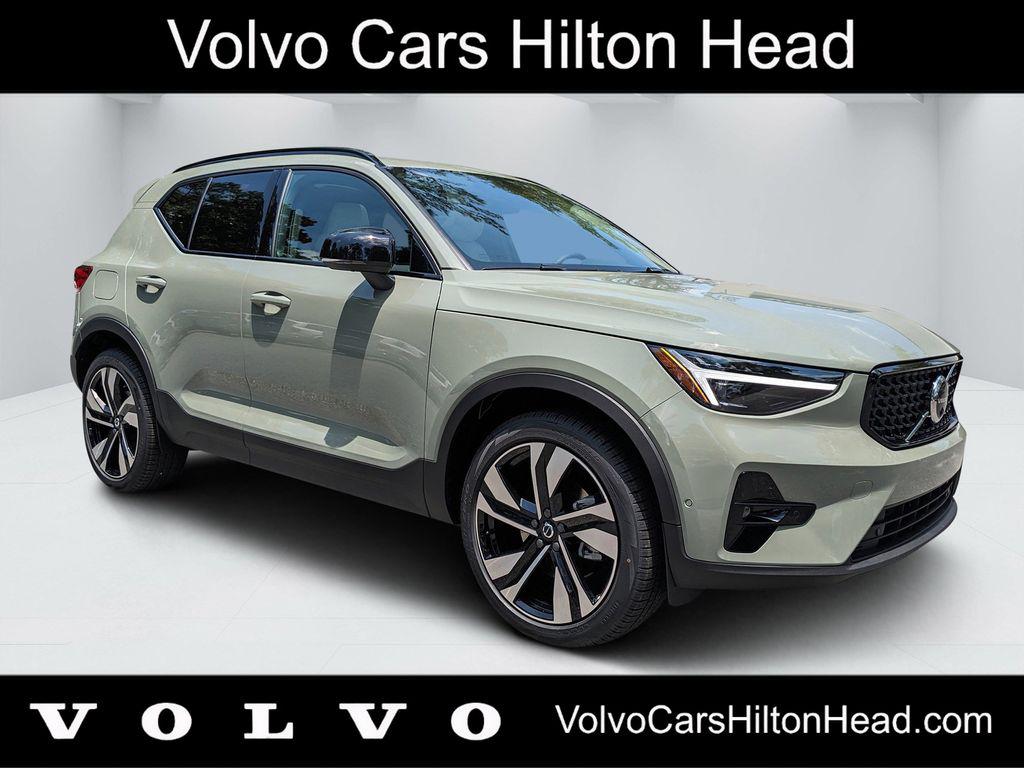 New 2025 Volvo XC40 B5 Plus Dark Theme