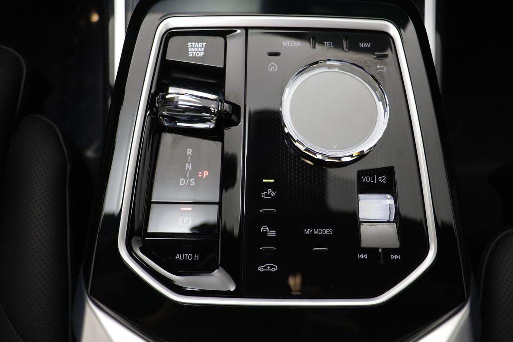 2025 BMW 740 XDRIVE thumbnail 12