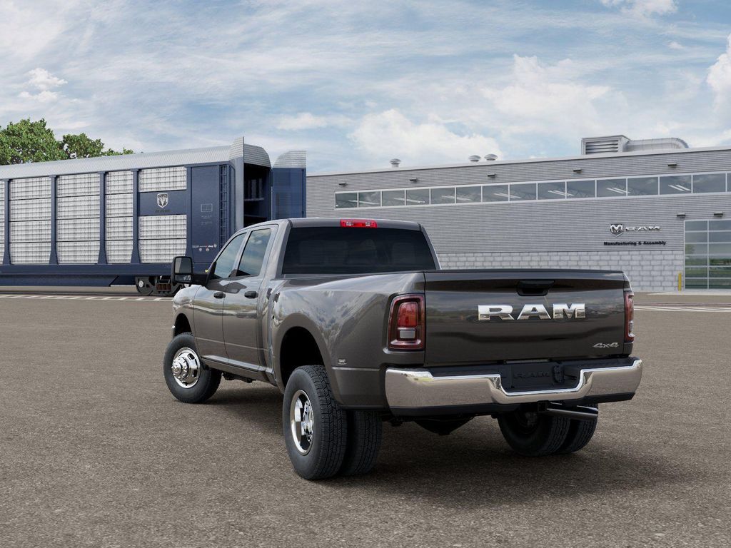 صورة 3 لـ 2026 RAM 3500 TRADESMAN CREW CAB 4X4 8' BOX