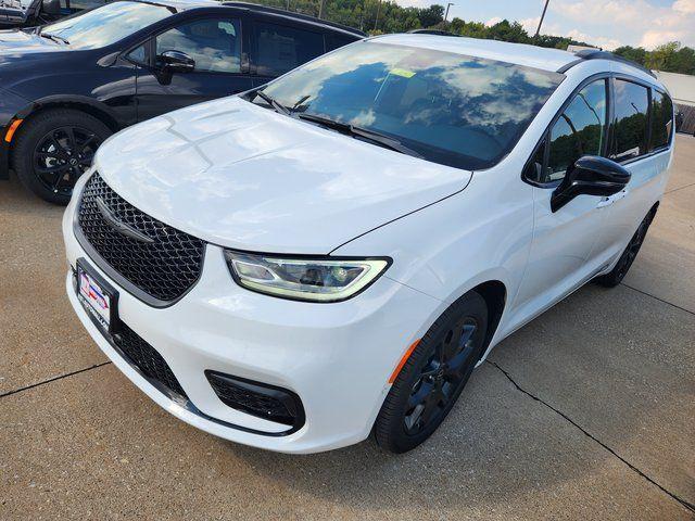 New 2026 Chrysler Pacifica Select