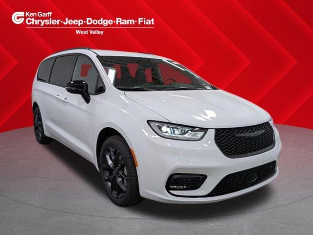 New 2026 Chrysler Pacifica Select