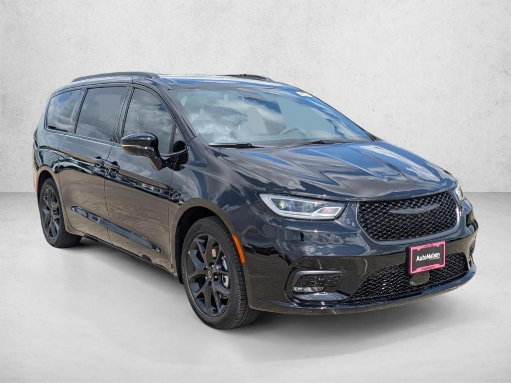 New 2026 Chrysler Pacifica Select