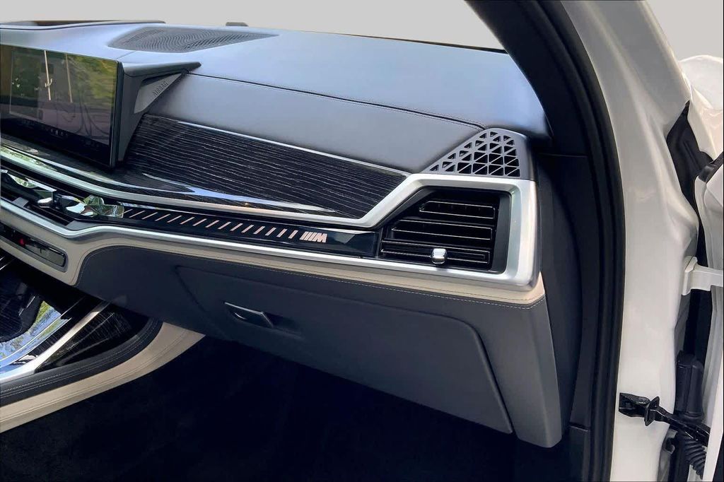 2025 BMW X7 M60I thumbnail 18
