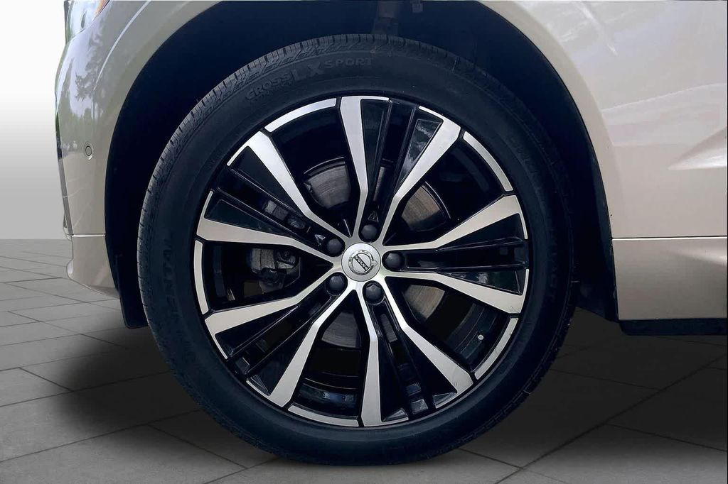 2024 Volvo XC60 B5 PLUS DARK THEME — фото 10