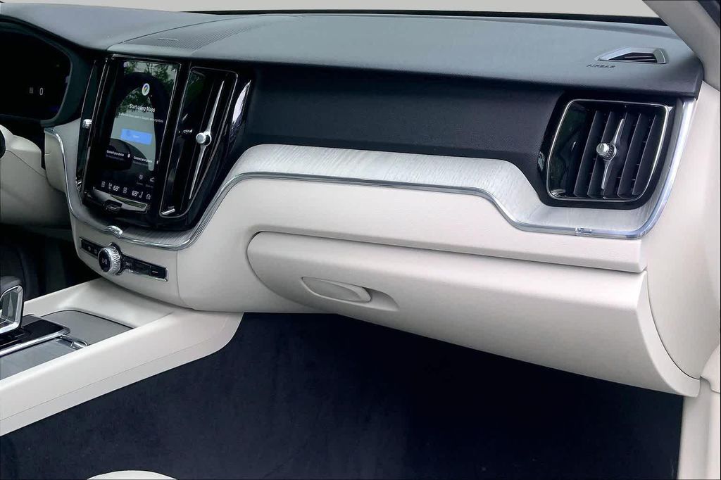 2024 Volvo XC60 B5 PLUS DARK THEME — миниатюра 18