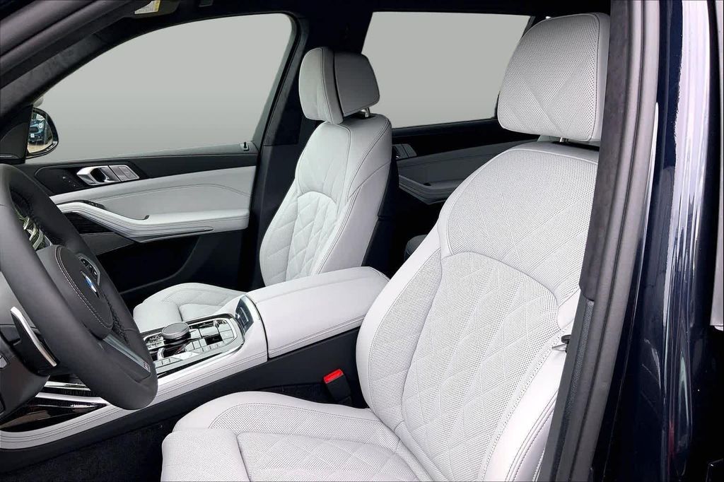 صورة 9 لـ 2027 BMW X7 XDRIVE40I