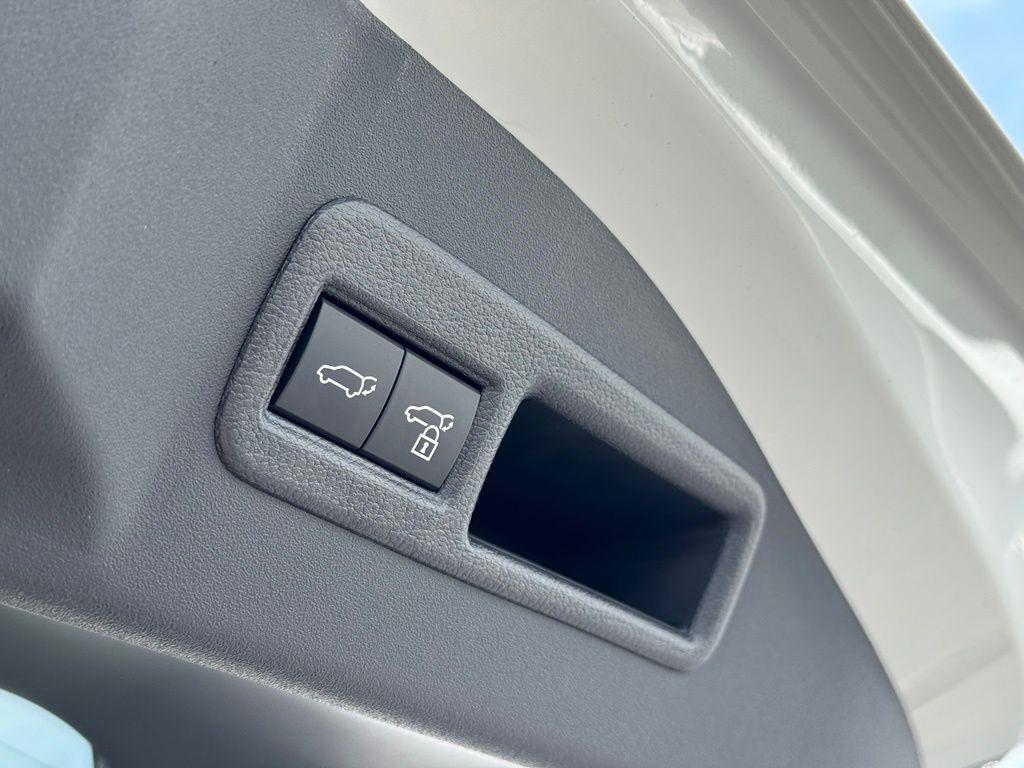 2026 Toyota BZ XLE PLUS — фото 12