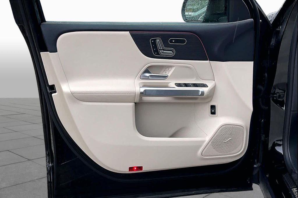 2026 Mercedes-BENZ GLB — миниатюра 20